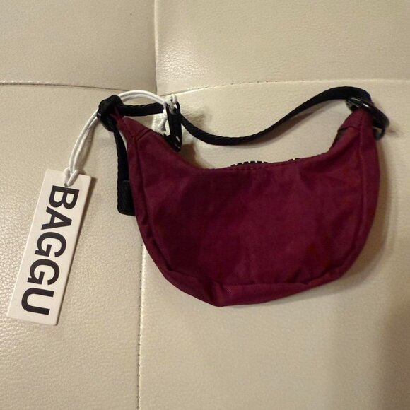 3 pc Lot UO Exclusive Oxblood Baggu Medium Crescent Bag with Keychain an… - Picture 3 of 5